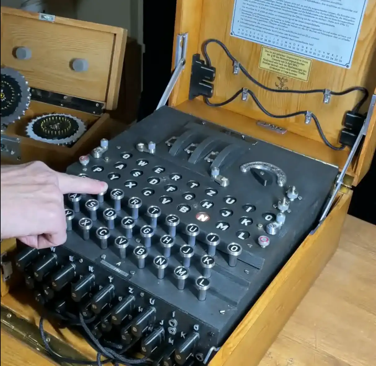 Enigma I · Edición Interactiva