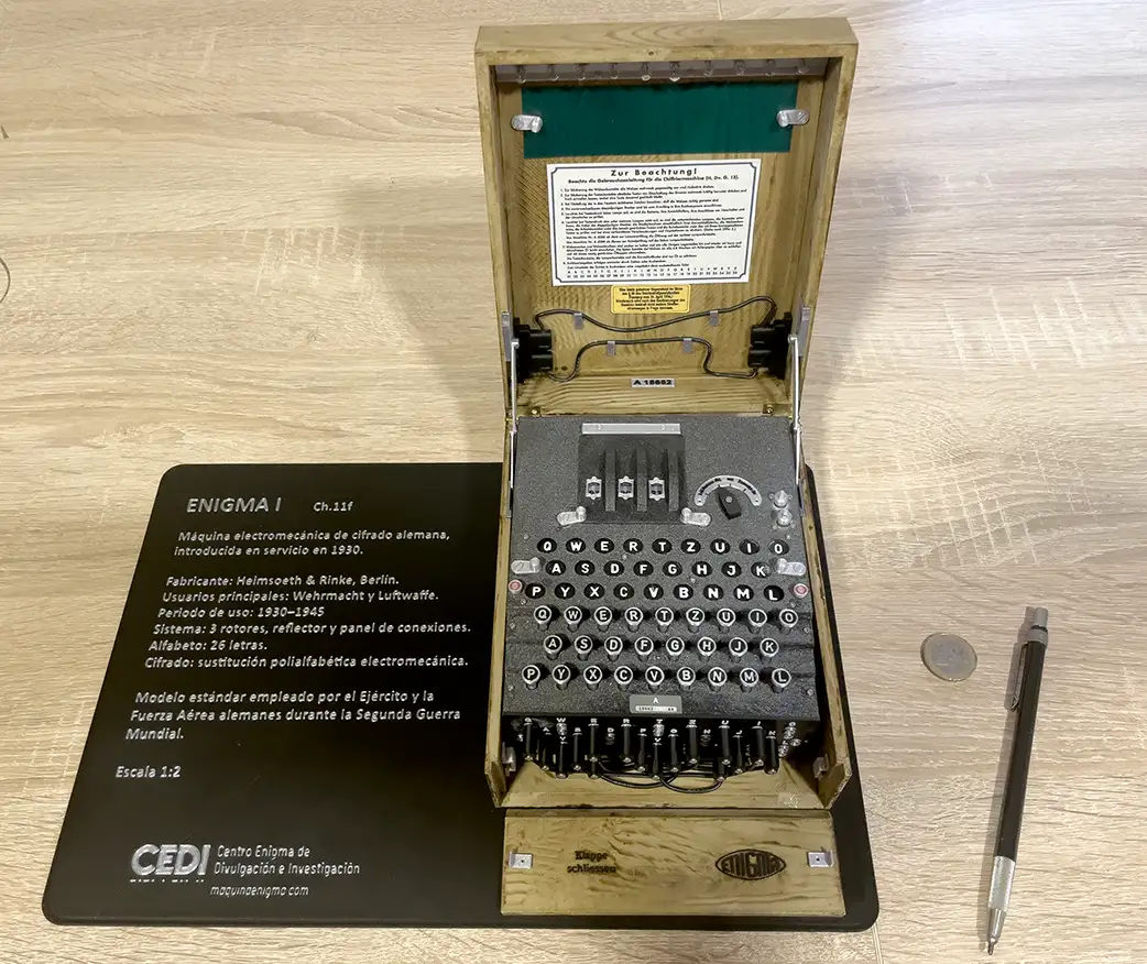 Enigma I a escala 1:2 con base expositora